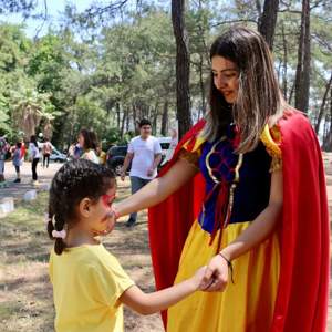 ÇOCUKLAR ÇOCUK ŞENLİĞİNDE GÖNÜLLERİNCE EĞLENDİLER - fotoğraf 2