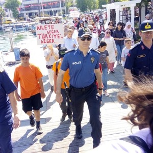 15-21 Mayıs Aile Haftası kapsamında “Biz, Büyük Bir Aileyiz” temalı kortej yürüyüşü gerçekleştirildi. - fotoğraf 4