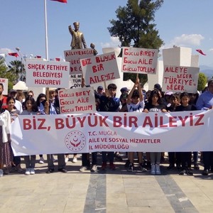 15-21 Mayıs Aile Haftası kapsamında “Biz, Büyük Bir Aileyiz” temalı kortej yürüyüşü gerçekleştirildi. - fotoğraf 1