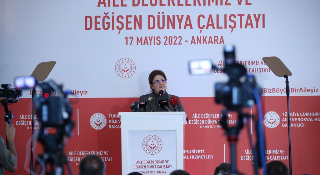 Bakanımız Derya Yanık, "Aile Değerlerimiz ve Değişen Dünya Çalıştayı"na Katıldı