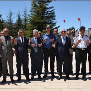 sn. Valimiz Mustafa KOÇ riyasetinde Şehitlik Ziyareti. - fotoğraf 3