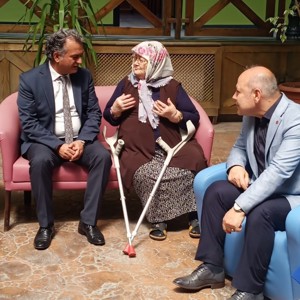 Tapu Kadastro Bölge Müdürü ve KYK'da Kalan Kız Öğrenciler Atakum Huzurevini ziyaret etti - fotoğraf 2