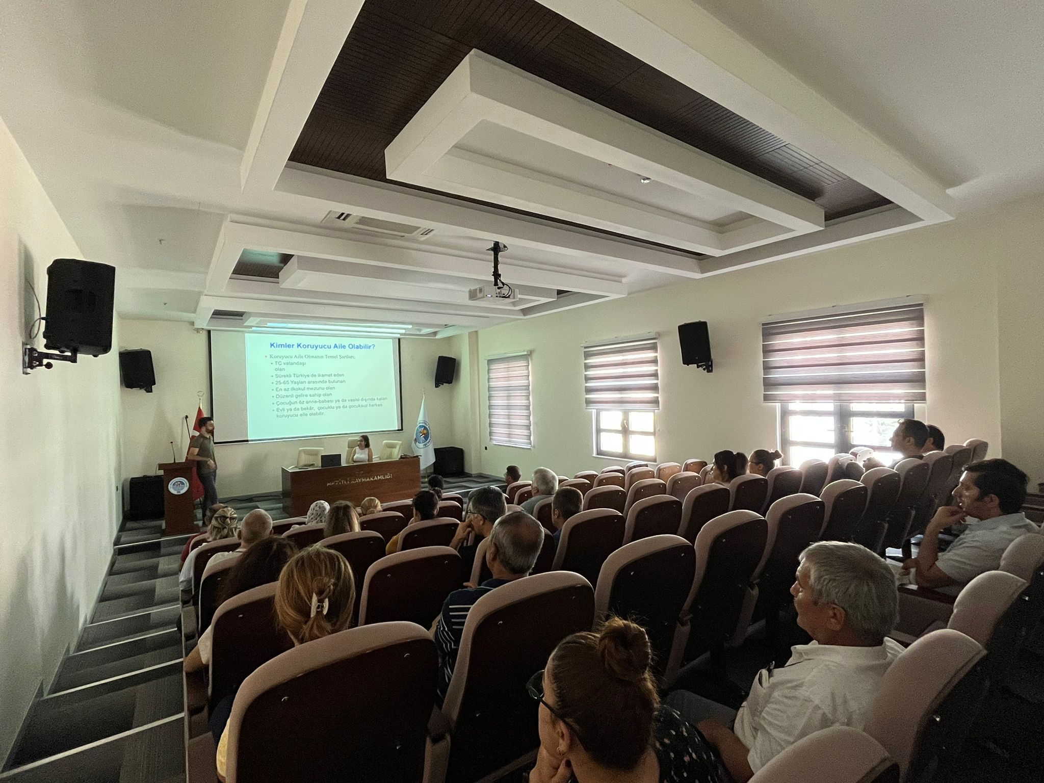 Koruyucu Aile olmaya davet ediyoruz.Sizlerin desteğiyle çocuklarımız için büyük ve anlamlı bir adım atacağınıza inanıyoruz.İl Müdürlüğümüz Koruyucu Aile Birimimiz, Mezitli İlçe Tarım Müdürlüğü personeline "Koruyucu Aile"yi anlattı. 