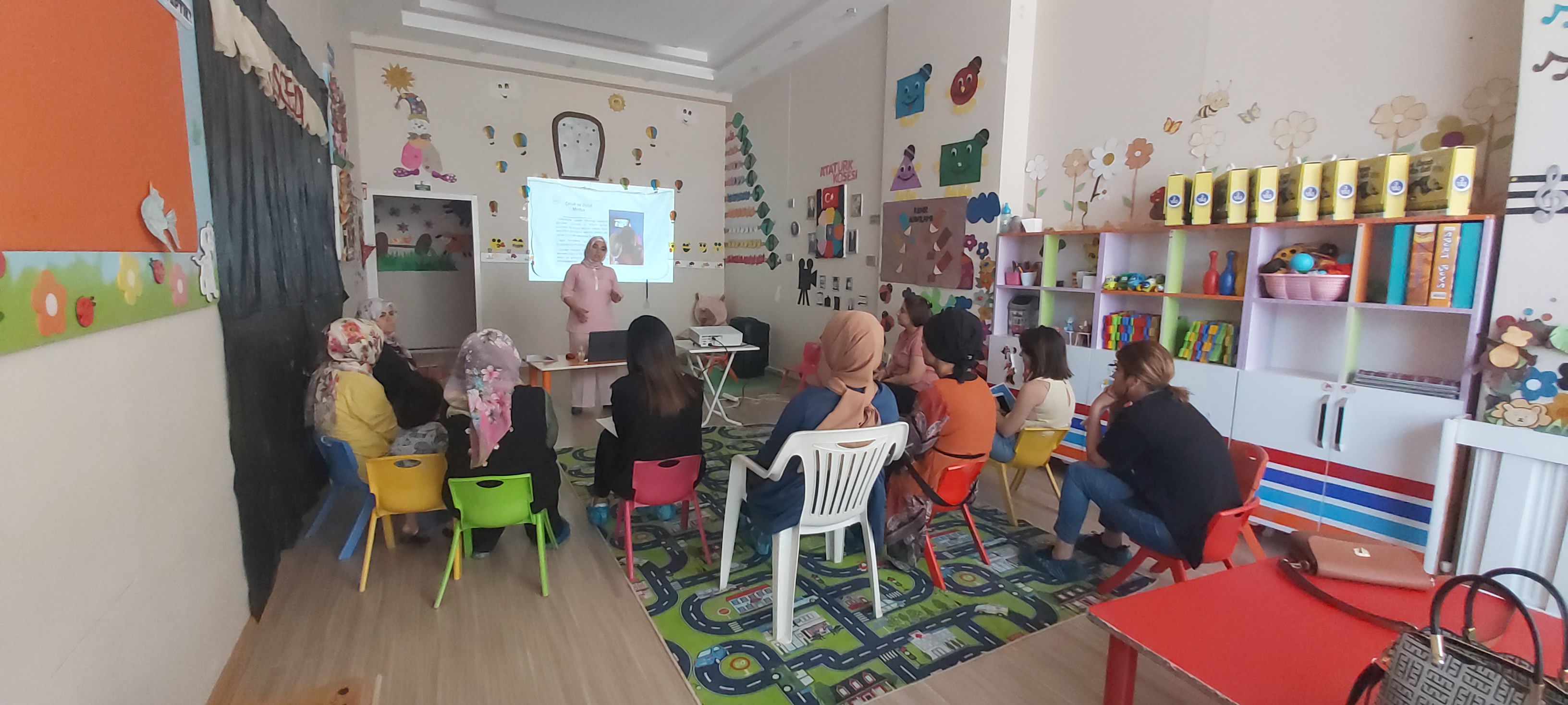 Kırıkhan Mimar Sinan Ortaokulu velilerine “Bilişim Teknolojileri ve İnternetin Bilinçli Kullanımı“ konulu seminer verildi. 