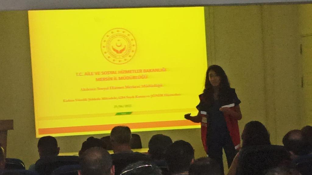 Akdeniz SHM koordinasyonunda,İlçe Emniyet Müdürlüğü ve Akdeniz Belediyesi'nin işbirliği ile Emniyet Müdürlüğü personellerine "Ailenin Korunması ve Kadına Yönelik Şiddetlin Önlenmesi" ne dair eğitim  düzenlendi.