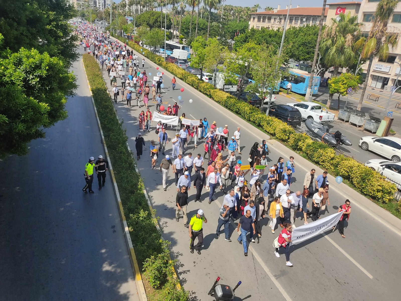 30 Haziran Korucuyu Aile Günü'nde Valimiz Sn. Ali Hamza PEHLİVAN ve eşi,İlimiz protokolü,kamu kurum amirleri,STK’lar,personellerimiz ve bütün Koruyucu Aile'lerimiz ile kortej yürüyüşü gerçekleştirilmiştir.