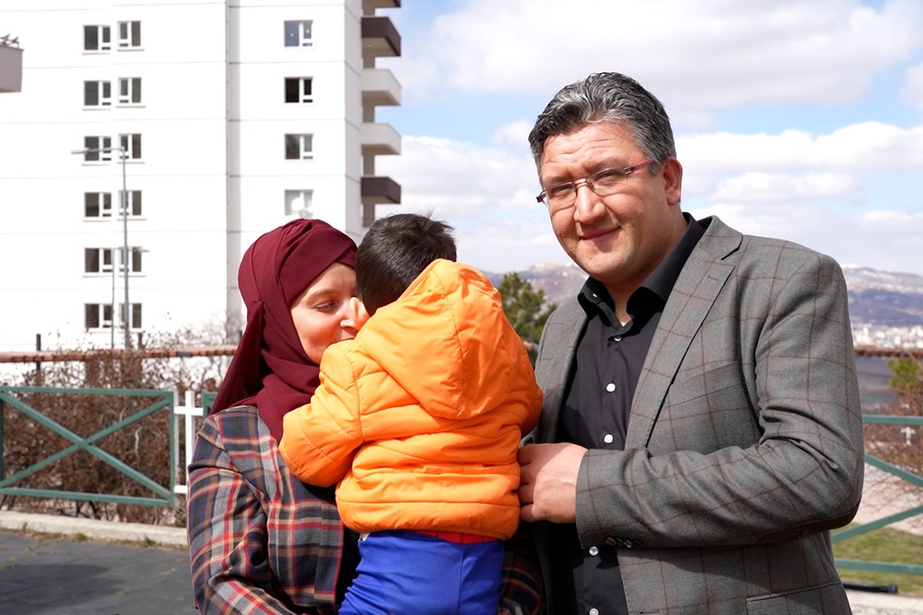 Koruyucu ailesi oldukları minik Muhammed hayatlarını değiştirdi