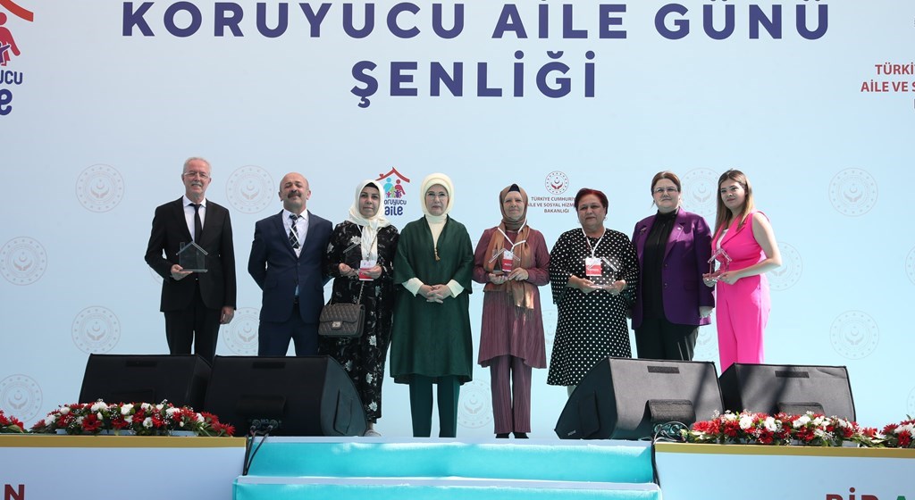 Emine Erdoğan Hanımefendi ve Bakanımız Derya Yanık Koruyucu Aile Günü Şenliğine Katıldı