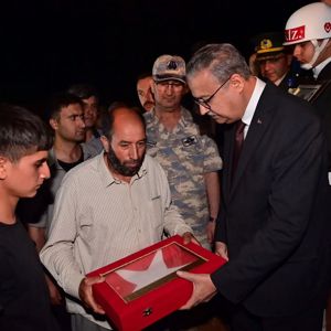 İl Müdürümüz Sn. Muzaffer AKÇAM,  Şehit Uzm. Çvş. Abdullah Bayram'ın Cenaze Törenine Katıldı - fotoğraf 2