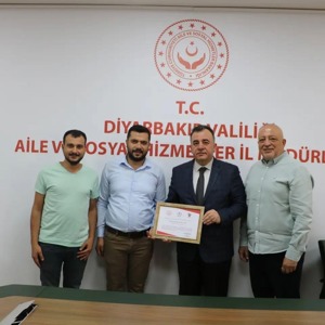 İl Müdürümüz Sn. Muzaffer AKÇAM "Erişilebilirlik Belgesi" Almaya Hak Kazanan Forum AVM'ye Belgesini Takdim Etti - fotoğraf 1