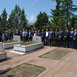 15 Temmuz Milli Birlik Günü Etkinlikleri Kapsamında Şehitlik Ziyaret Edildi - fotoğraf 7
