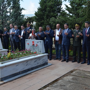 15 Temmuz Milli Birlik Günü Etkinlikleri Kapsamında Şehitlik Ziyaret Edildi - fotoğraf 11