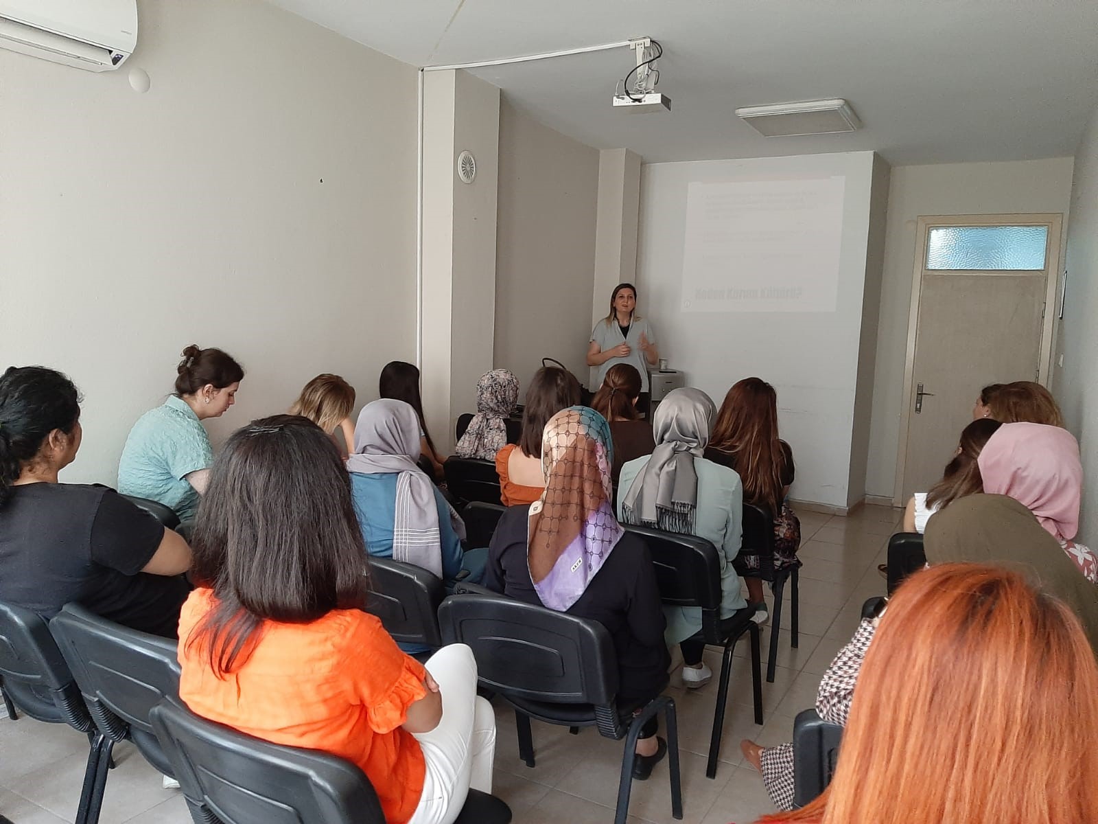 "Kadın Çalışanların Kurumsal Desteklenmesinin Psikolojik Dayanıklılığa Etkisi" konusunda hizmet içi eğitim verildi. 