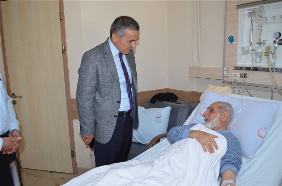 İl Müdürümüz Mahmut ÖZDEMİR, Şehit Hayrettin KART’ın Babasını Tedavi Gördüğü Hastanede Ziyaret Etti