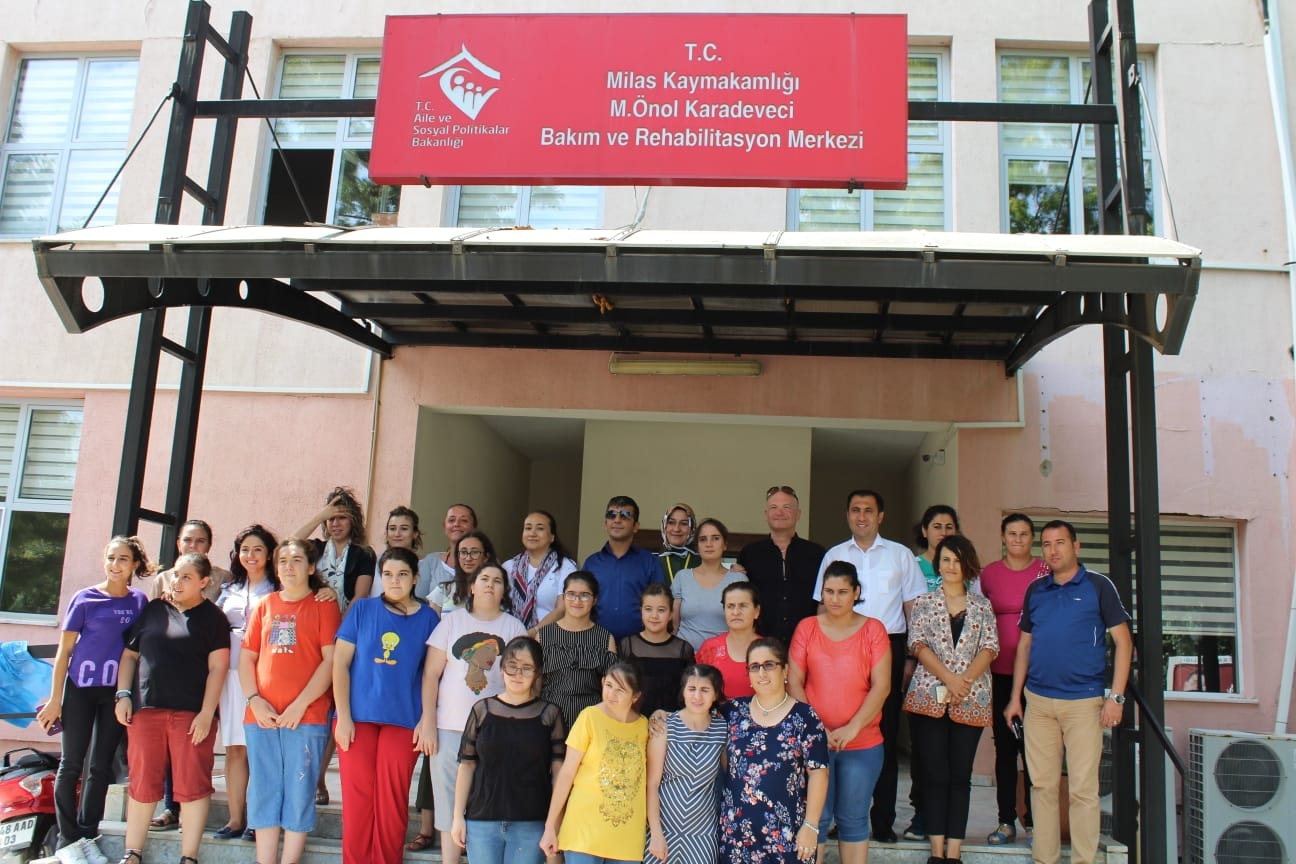 Timothy Lomas ile " Ben Buradayım" Sanat Atölyesi çalışması kapsamında 20-21-22 Temmuz tarihlerinde Fethiye Engelsiz Yaşam Bakım Rehabilitasyon ve Aile Danisma Merkezinde kalmakta olan özel gençlerimiz ile atölye ve sanat çalışmaları yapılmıştır.