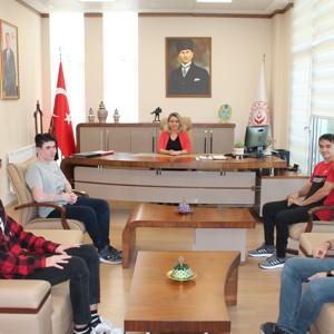 İl Müdür Vekilimiz Fatma UZ Üniversiteyi Kazanan Çocuklarımızı Makamında Ağırladı - fotoğraf 1