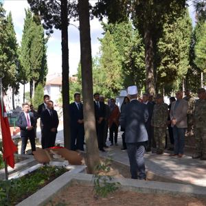 Şehit Üsteğmen Efkan Yıldırım ve Şehit Öğretmen Adnan Tunca  Kabri Başında Anıldı - fotoğraf 2