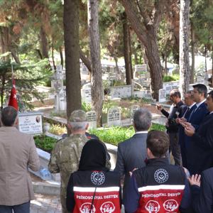 Şehit Üsteğmen Efkan Yıldırım ve Şehit Öğretmen Adnan Tunca  Kabri Başında Anıldı - fotoğraf 5