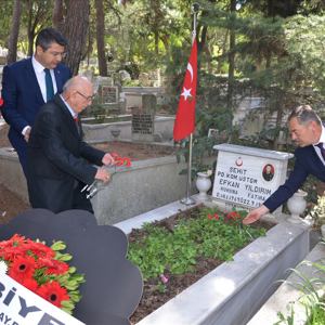Şehit Üsteğmen Efkan Yıldırım ve Şehit Öğretmen Adnan Tunca  Kabri Başında Anıldı - fotoğraf 6