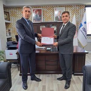 İl Müdürlüğümüz koordinasyonunda faaliyetlerini sürdüren Erişilebilirlik İzleme ve Denetleme Komisyonu tarafından yapılan denetimlerde "Erişilebilirlik Belgesi" alması uygun görülen Kars İş Kurumu Müdürlüğüne belgesi İl Müdürümüz Doğan YILDIZ tarafından takdim edildi - fotoğraf 1