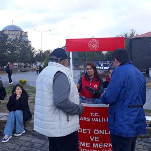 Kars Valiliği, Serhat Kalkınma Ajansı (SERKA), Ticaret ve Sanayi Odası iş birliğiyle bu yıl 2’ncisi düzenlenen ‘Kars Peynir Festivali’nde İl Müdürlüğümüze bağlı kuruluşumuz ŞÖNİM personelleri tarafından "Kadına El Kal-Ka-Maz"mottosu kapsamında bilgilendirme çalışması yapıldı. - fotoğraf 3