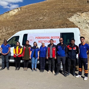 İl Müdürlüğümüz Psikososyal Destek Personeli mobil hizmet aracımızla depremdem etkilenen köylerde vatandaşlarımızın yaşamlarını kolaylaştırma adına çalışmalarını sürdürmektedirler. - fotoğraf 3