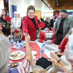 Bakanımız Derya Yanık Huzurevi Sakinleriyle Birlikte Konser İzledi - fotoğraf 1