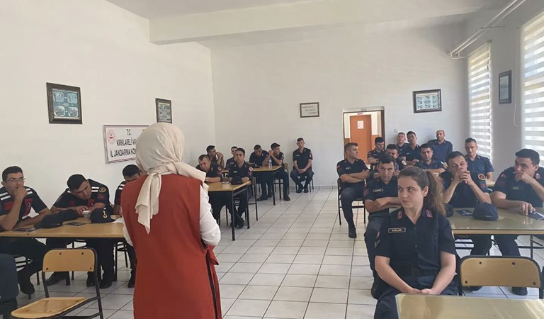 Vize ve Kıyıköy Jandarma Komutanlıklarında Görevli Personele Kadına Yönelik Şiddetle Mücadele ve Bağımlılıklar Mücadele Eğitimleri Verildi.