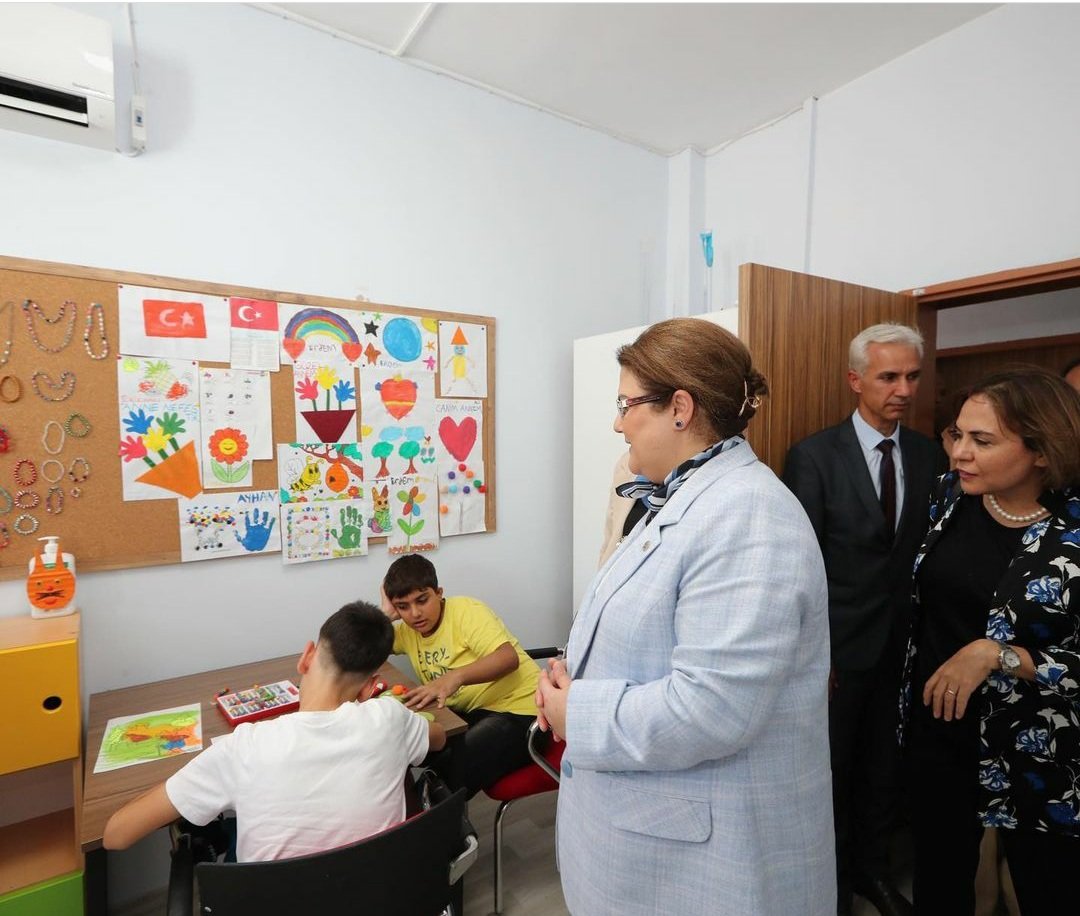 Bakanımız Sn. Derya YANIK, Mersin Otizm Gündüzlü Bakım Rehabilitasyon Ve Aile Danışma Merkezi'mizi ziyaret etti.