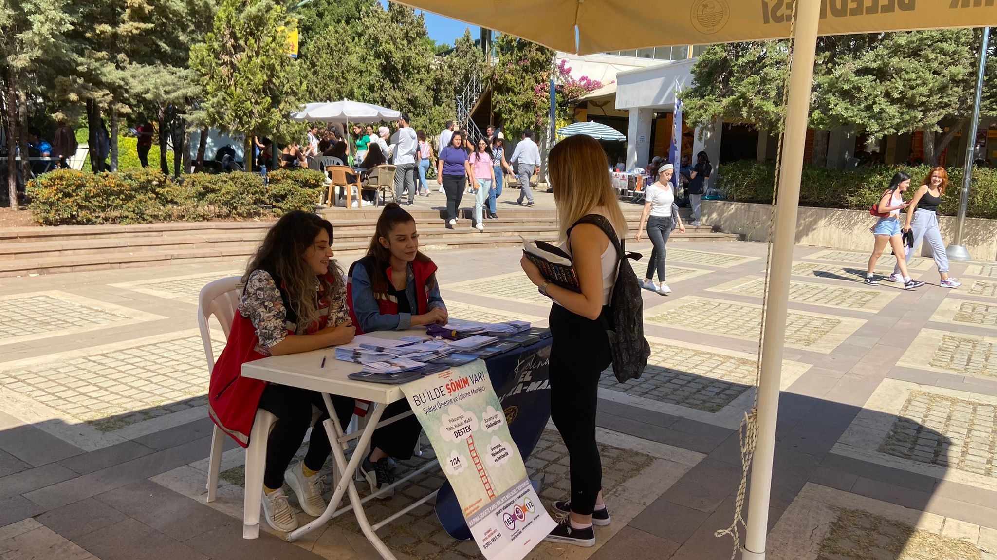 Mersin ŞÖNİM tarafından Mersin Üniversitesi Cumhuriyet alanında "Kadına Yönelik Şiddetle Mücadele" kapsamında stand açılarak Alo183 ve KADES uygulamaları konularında broşür dağıtıldı.