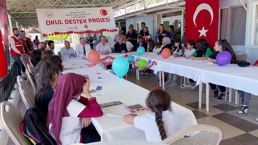 11 Ekim Dünya Kız Çocukları Günü'nde Erdemli SHM, Kaymakam ve kurum müdürlerinin katılımı, Kızılay işbirliğiyle Okul Destek Projesinden yararlanan çocuklarımız ile etkinlikte  biraraya gelerek çocuklarımıza çeşitli hediyeler takdim ettiler. 