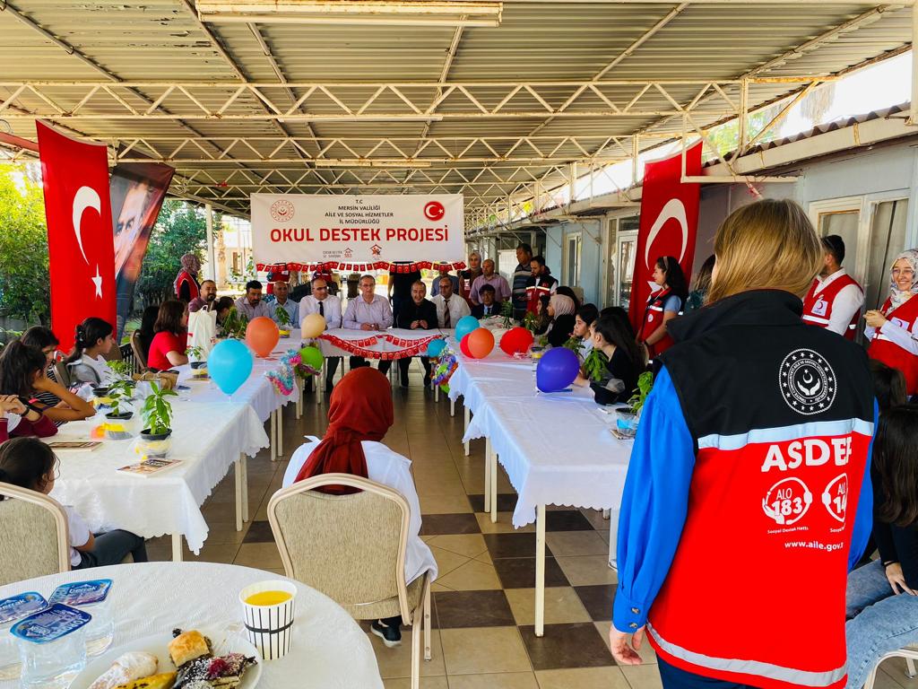 11 Ekim Dünya Kız Çocukları Günü'nde Erdemli SHM, Kaymakam ve kurum müdürlerinin katılımı, Kızılay işbirliğiyle Okul Destek Projesinden yararlanan çocuklarımız ile etkinlikte  biraraya gelerek çocuklarımıza çeşitli hediyeler takdim ettiler.