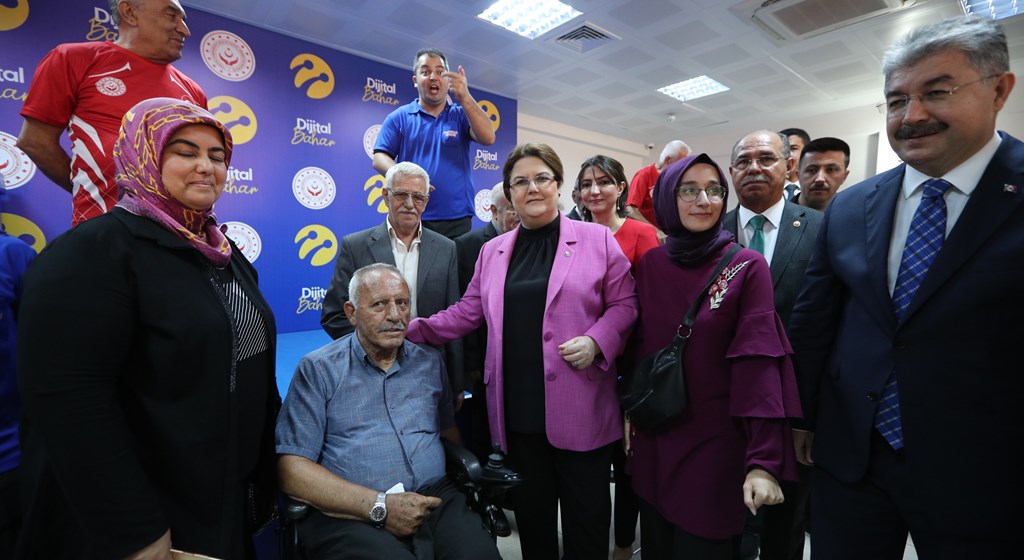 Bakanımız Derya Yanık Osmaniye'de "Dijital Bahar Odası"nın açılışını yaptı