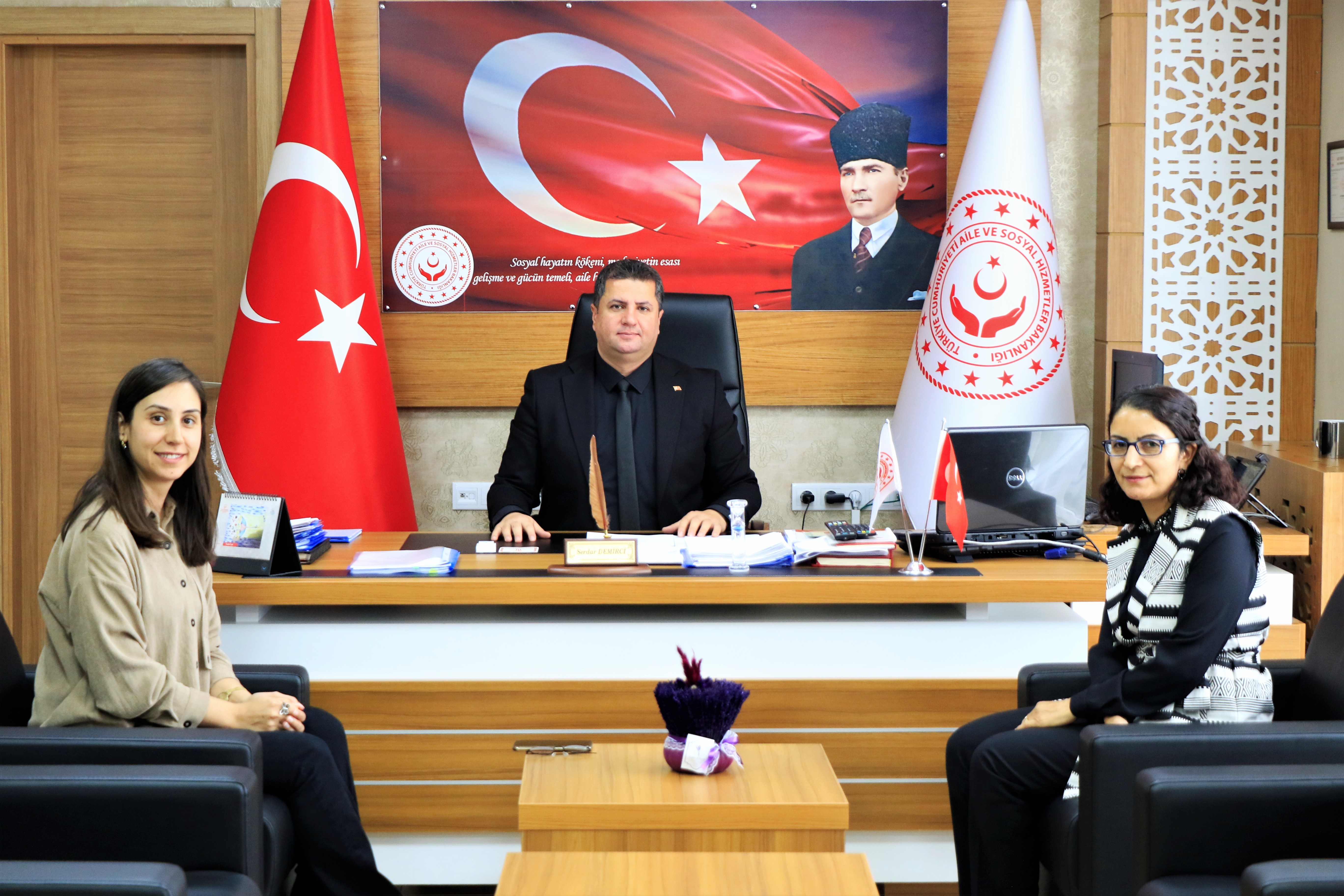 Erzincan Binali Yıldırım Üniversitesi Sağlık Bilimleri Fakültesi Dekan Yardımcısı Prof.Dr.Papatya Karabulut ve Doç.Dr Meryem Fırat , İl Müdürümüz Serdar Demirci’yi makamında ziyaret ederek hayırlı olsun temennisinde bulundu.