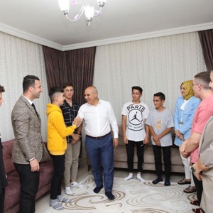 Valimiz Sayın Mustafa KOÇ ve Eşi Sayın Neslihan KOÇ Hanımefendi Çocuk Koordinasyon Merkezi Müdürlüğümüzde Kalan Çocuklarla Bir Araya Geldi - fotoğraf 1