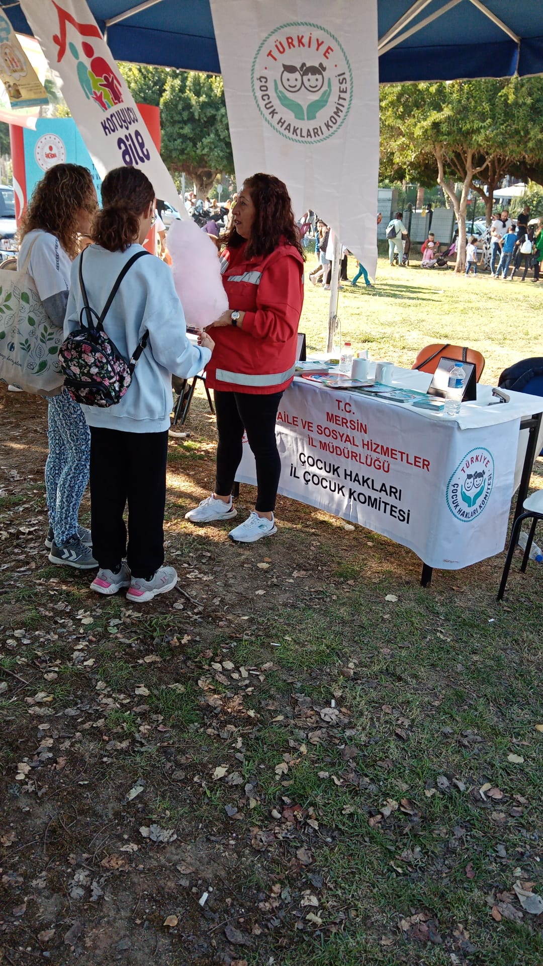 İl Müdürlüğümüz Çocuk Hakları Koordinatörlüğü, Mersin Narenciye Festivali'nde stant açarak vatandaşlarımıza broşür ve bilgilendirme yaptı.