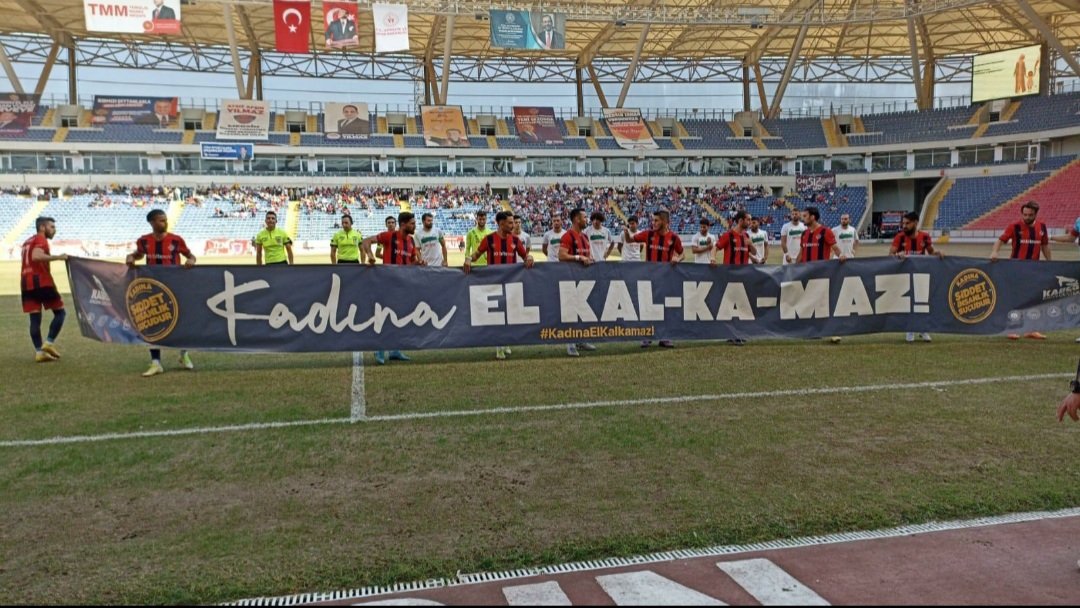 3. Lig Mersin İdman Yurdu - Şile Yıldızspor Maçında Futbolcular "Kadına El Kal-ka-maz" Afişi İle Sahaya Çıktılar