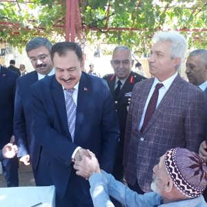 Bakan yardımcımız Ahmet Koca ve İl Protokolümüz Afyonkarahisar huzurevi yaşlı bakım ve rehabilitasyon merkezinde kalan sakinlerimizi ziyaret ederek Kurban Bayramlarını kutladılar. - fotoğraf 3