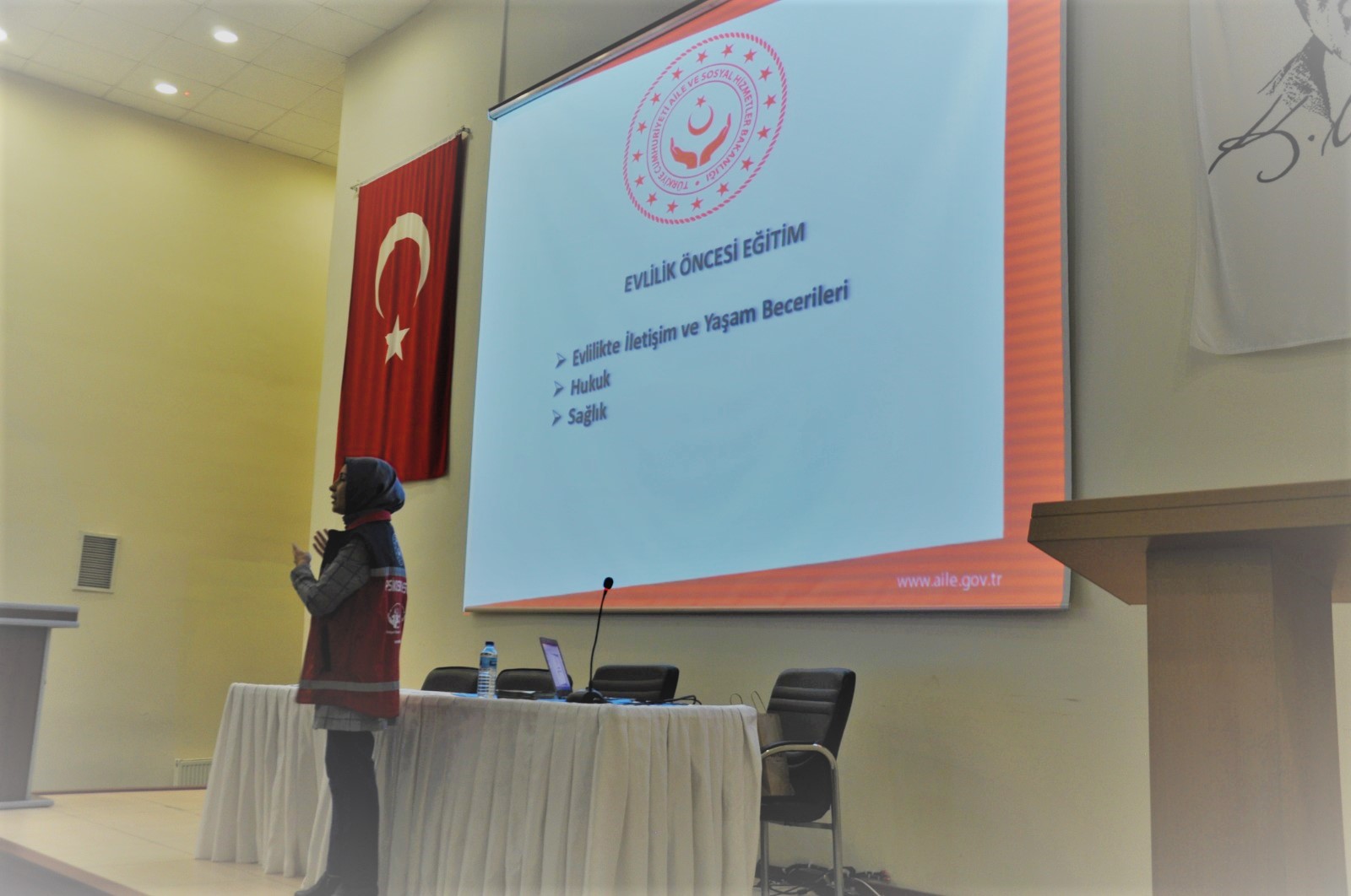 Antakya Kredi ve Yurtlar Kurumunda kalan üniversite öğrencilerine “Evlilik Öncesi Eğitim” konulu seminer verildi.