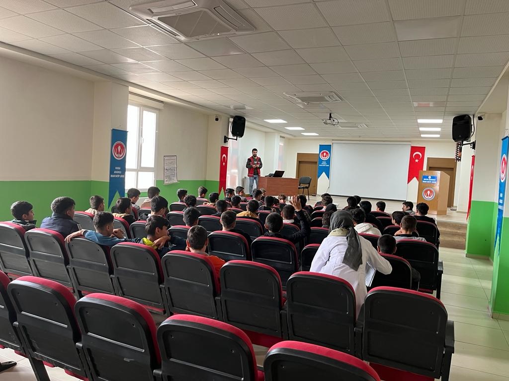 Hassa Anadolu İmam Hatip Lisesi ‘’Akran zorbalığı, Siber Zorbalık, Bilinçli medya kullanımı’’ konulu seminer verildi.