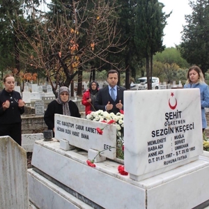 İl Müdürümüz Osman TOPRAKÇI öğretmenler günü kapsamında 26.10.1993 tarihinde Diyarbakır ili Kulp İlçesinde şehit olan  öğretmen Sezgin KEÇECİ’nin ailesini  ziyaret etti. - fotoğraf 2