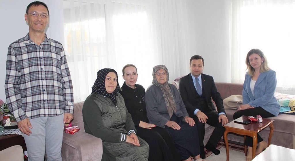 İl Müdürümüz Osman TOPRAKÇI öğretmenler günü kapsamında 26.10.1993 tarihinde Diyarbakır ili Kulp İlçesinde şehit olan  öğretmen Sezgin KEÇECİ’nin ailesini  ziyaret etti.