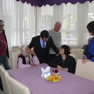 İL MÜDÜRÜMÜZDEN ÖĞRETMENLER GÜNÜNDE ANLAMLI ZİYARET - fotoğraf 1