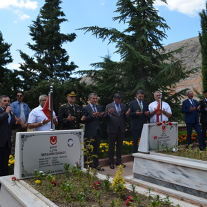Kurban Bayramında Şehitlik Ziyaret Edilerek Aziz Şehitlerimize Dua Edildi - fotoğraf 5