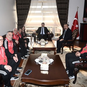 Osmaniye Özden Huzurevi Bocce Takımı Sporcuları, Sayın Valimiz Dr. Erdinç Yılmaz’ı Makamında Ziyaret Etti - fotoğraf 2