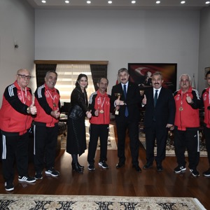 Osmaniye Özden Huzurevi Bocce Takımı Sporcuları, Sayın Valimiz Dr. Erdinç Yılmaz’ı Makamında Ziyaret Etti - fotoğraf 3