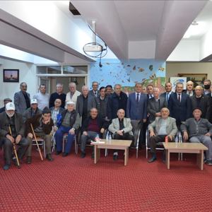 Emekli Astsubaylar; Aileleri ile Birlikte,  Huzurevinde Hizmet Almakta olan Yaşlılarımızı Ziyaret Etti. - fotoğraf 1