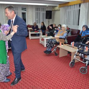 Emekli Astsubaylar; Aileleri ile Birlikte,  Huzurevinde Hizmet Almakta olan Yaşlılarımızı Ziyaret Etti. - fotoğraf 5