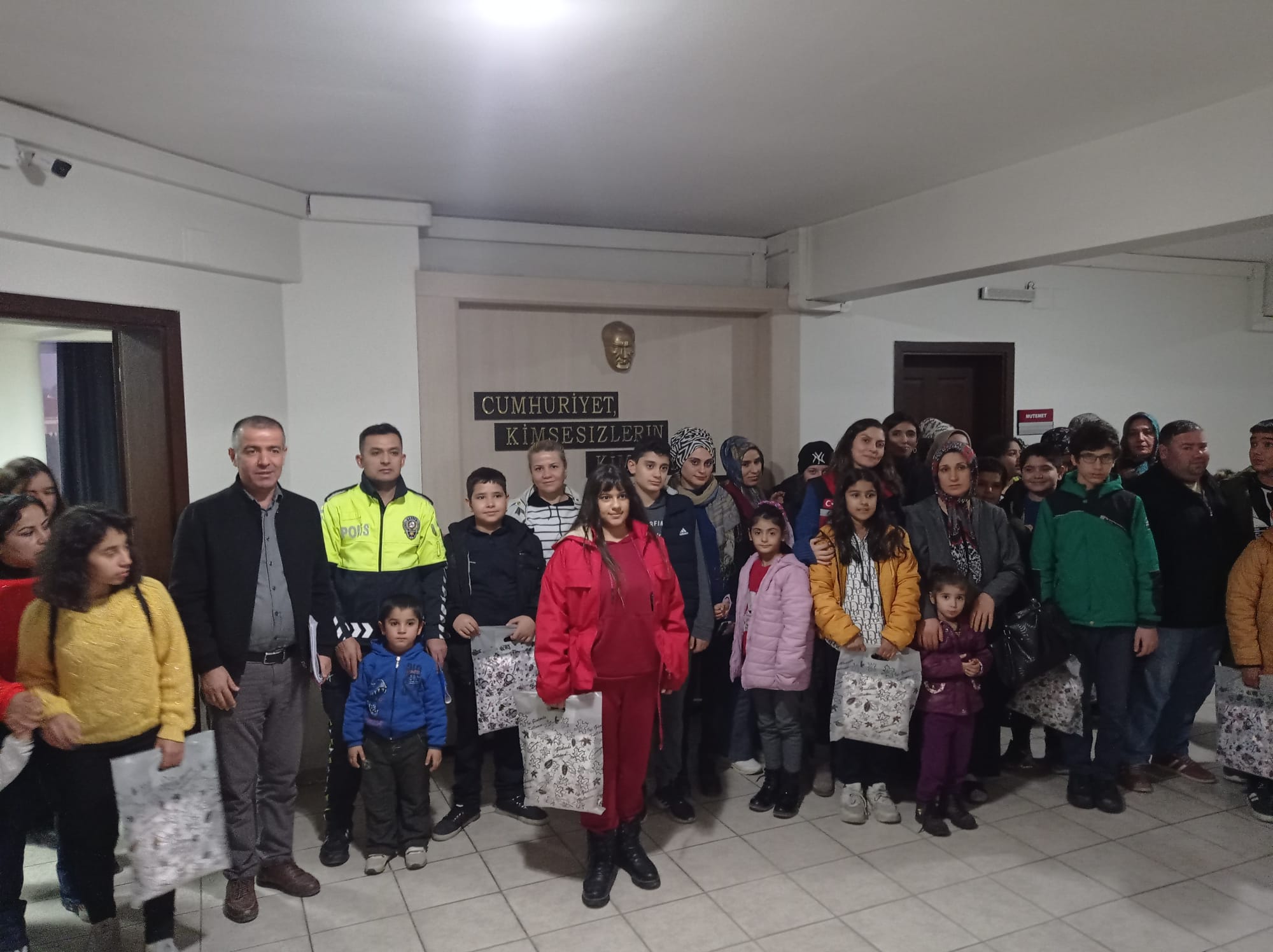 Okul Destek Projesi’nden Faydalanan Ortaokul-Lise Öğrencileri ve Velilere Eğitim Düzenlenmiştir.