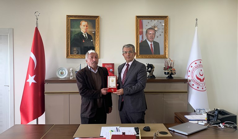 Kıbrıs Gazisi Süleyman BAYHAN’A  İl Müdürümüz Tarafından Milli Mücadele Madalyası ve Beratı Takdim Edildi